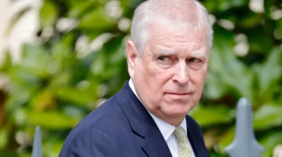 英国王剥夺其弟安德鲁王子的头衔，并通知他搬离王室住所