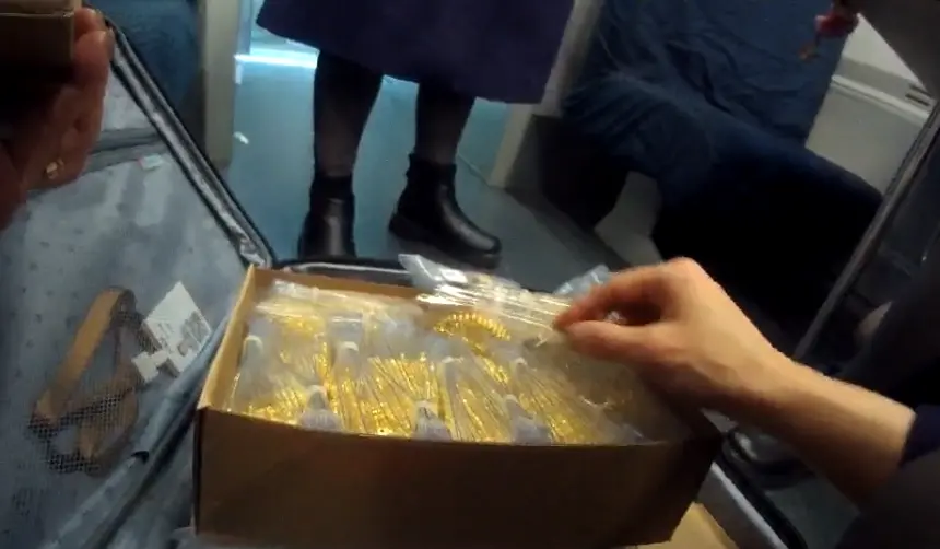 员工将12公斤黄金忘高铁上，幸被列车长发现：箱子要两人抬，工作20多年捡过最贵的