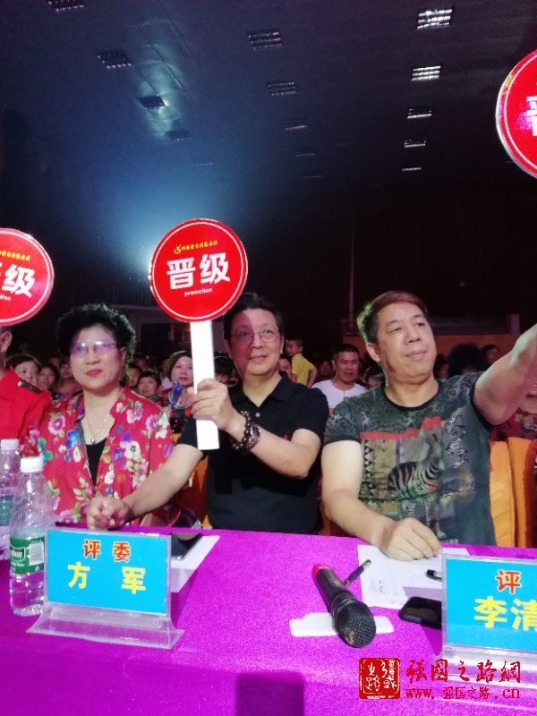 著名军旅书画家方军教授为第五届金音杯歌手大赛创作雄鹰图