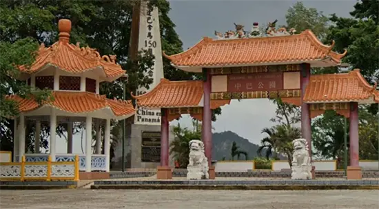 中巴公园和华人抵巴150周年纪念碑 资料图