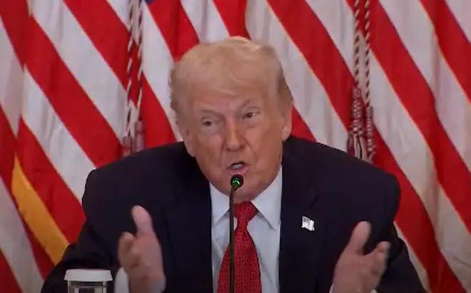 特朗普19日接受采访，再次发出关税威胁 视频截图