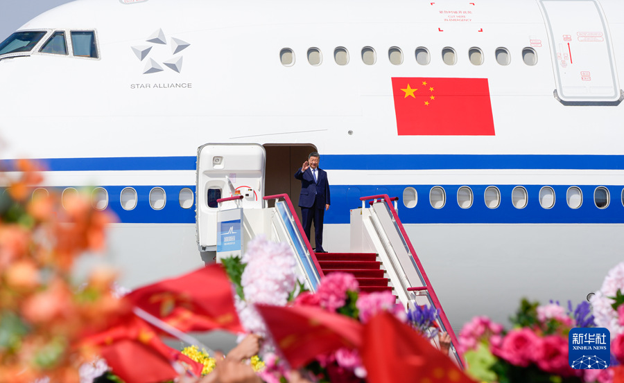 习近平率中央代表团抵达乌鲁木齐出席新疆维吾尔自治区成立70周年庆祝活动