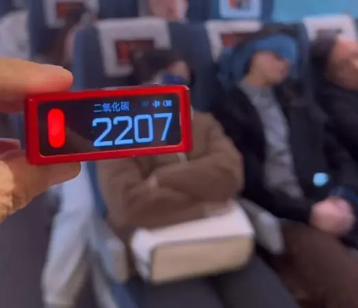 高铁车厢二氧化碳超标一倍，12306岂能只让乘客“自行吸氧”