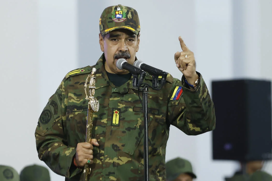 11月25日，委内瑞拉总统马杜罗在加拉加斯举行的游行活动上发表讲话。新华社发