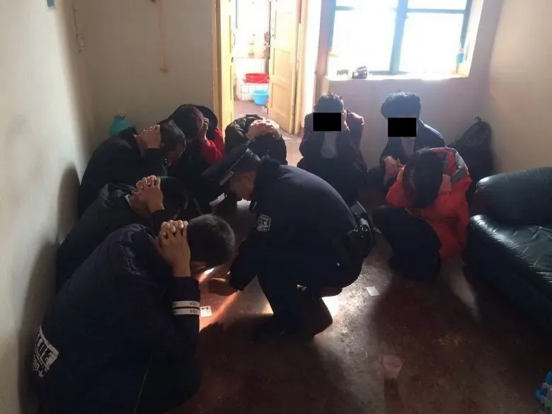 警方抓获传销涉案人员。