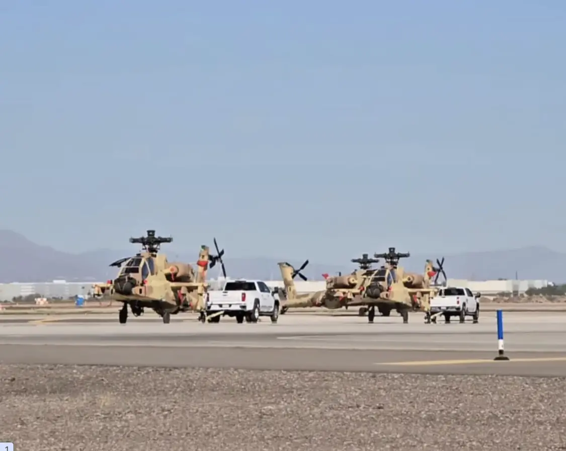 3架AH-64E型“阿帕奇”武装直升机返回美国后被拖走。 图源：“战区”网站报道配图