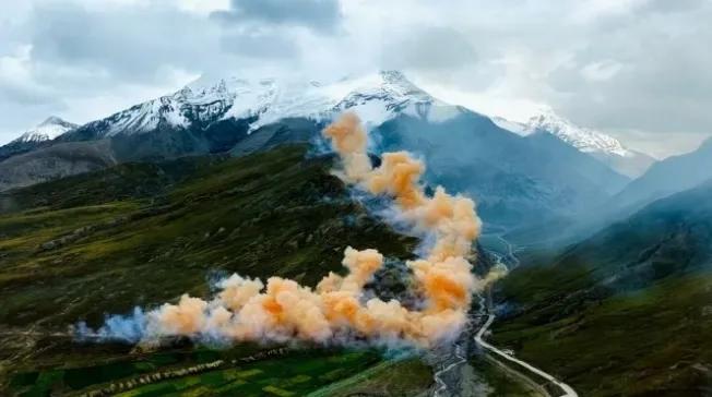 人民热评：雪域高原岂能沦为烟花“秀场”?