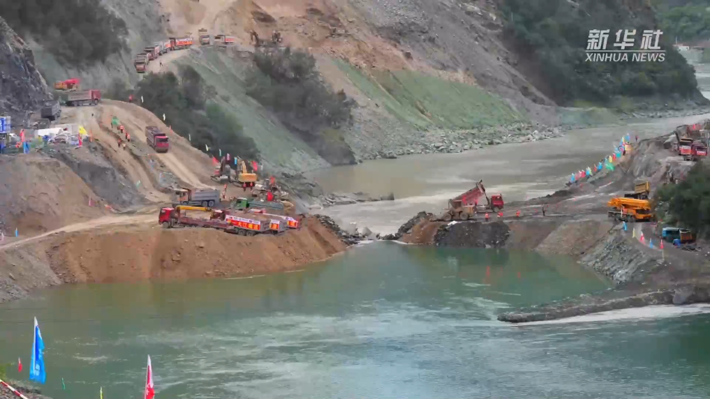 雅砻江流域首次“双站同日截流” 国家首个水风光一体化基地建设加速推进