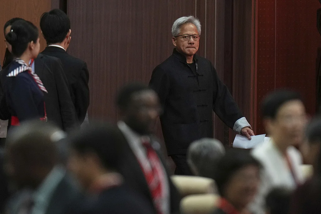 黄仁勋：在美中国人才选择回国，美国损失好大