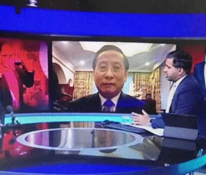 ·2021年,高志凯(左)在英国广播公司节目中通过视频连线参与直播访谈。(央视新闻)