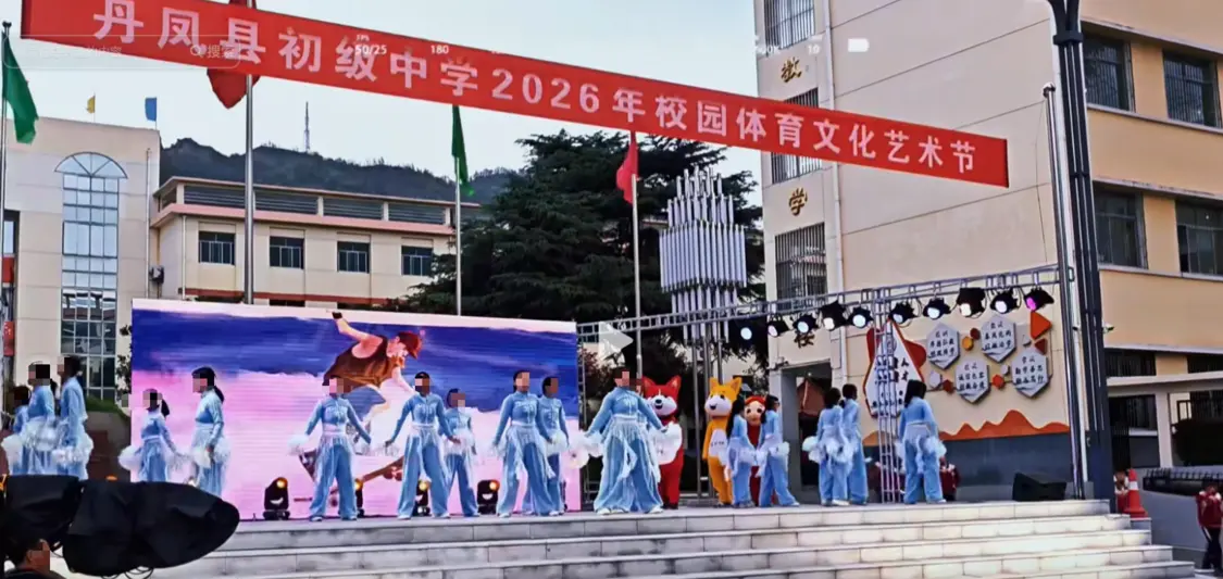 中学生网购演出服集体退货，有家属称表演取消，店家网上看到视频