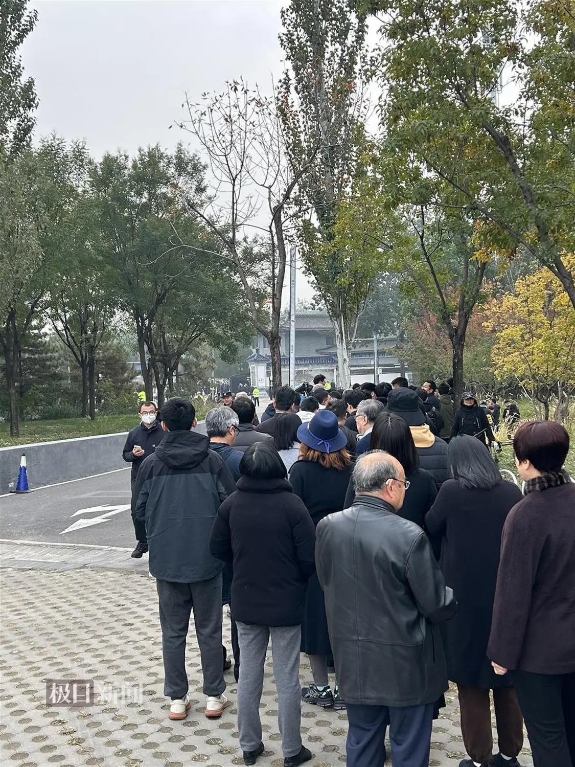 杨振宁遗体告别仪式在京举行，现场排起数十米长队，群众含泪相送